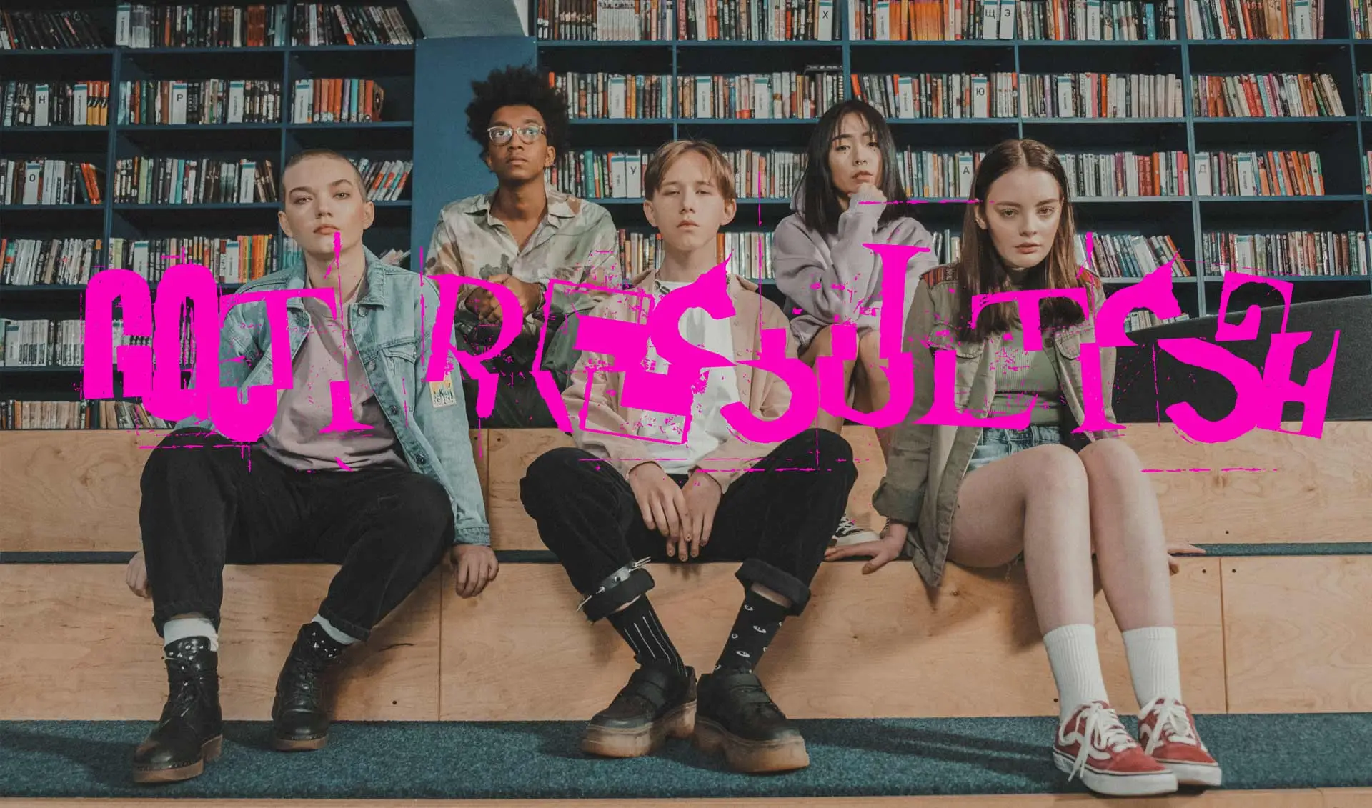 Gen Z in einer Bibliothek - welche Suchmaschine nutzt diese Generation?